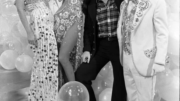 Bob Mackie entouré de Bette Midler, Elton John, Cher et Flip Wilson en 1975
