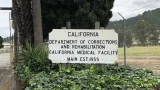 Panneau à l’entrée du California Medical Facility à Vacaville