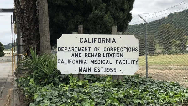 Panneau à l’entrée du California Medical Facility à Vacaville