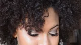Femme aux cheveux afro naturels, illustration du débat sur les textures capillaires
