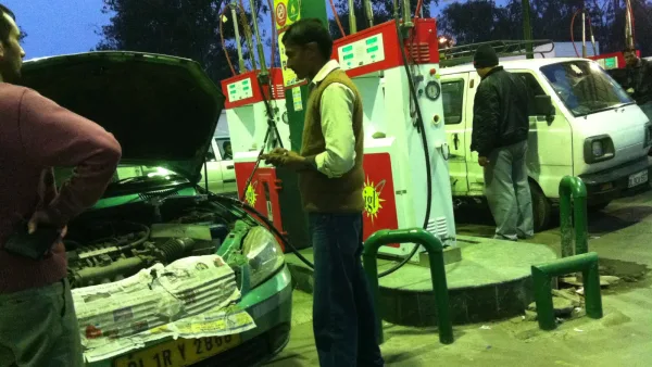 Station de ravitaillement en GNC à Delhi, en Inde