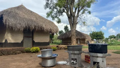 Un foyer amélioré utilisé pour la cuisson dans un camp de réfugiés en Ouganda