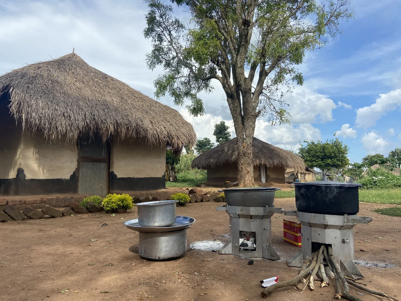 Un foyer amélioré utilisé pour la cuisson dans un camp de réfugiés en Ouganda