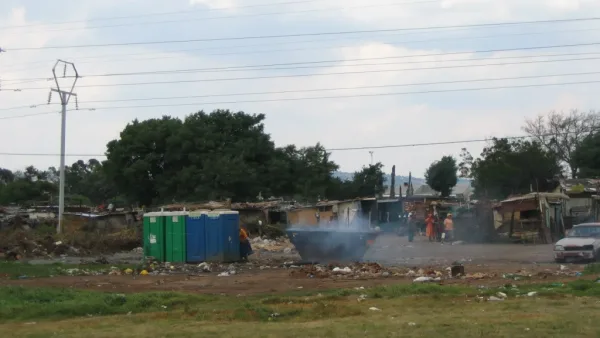 Déchets brûlés dans une zone de Johannesburg, en Afrique du Sud