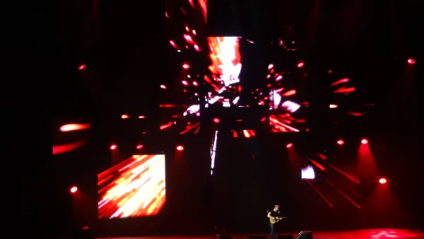 Ed Sheeran sur scène avec sa guitare