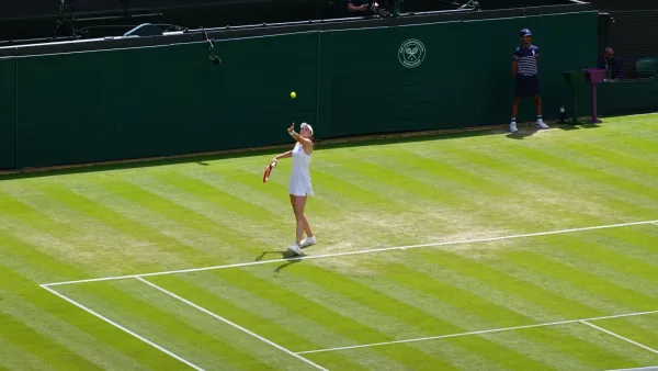 Elena Rybakina sur un court de tennis en 2026