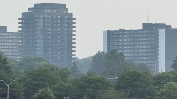 Un épais voile de fumée d’incendies au-dessus de Mississauga au Canada en juillet 2026