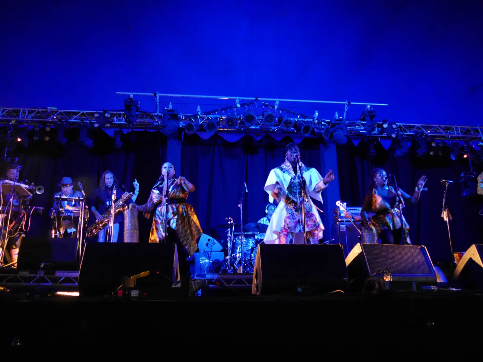 Ibibio Sound Machine sur scène au festival de Glastonbury en 2019