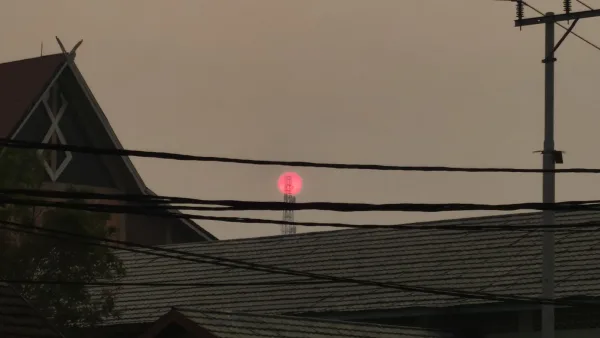 Épais brouillard de fumée au-dessus d’une zone résidentielle du Kalimantan, en Indonésie, en août 2026