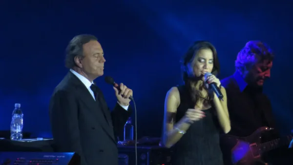 Le chanteur espagnol Julio Iglesias sur scene lors d'un concert a Dubai en 2013