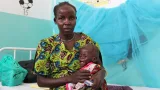 Mère kényane avec son enfant dans un hôpital, photo d’illustration de la maternité