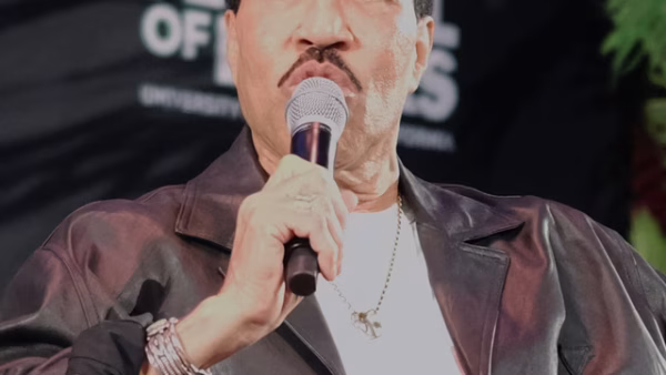 Lionel Richie hospitalisé en soins intensifs après un concert à Saint-Louis