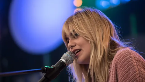 Louane chantant sur scène