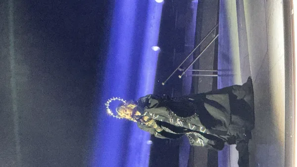 Madonna sur scène pendant le Celebration Tour