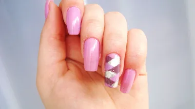 Manucure rose translucide, illustration de la tendance milky nails