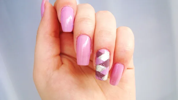 Manucure rose translucide, illustration de la tendance milky nails