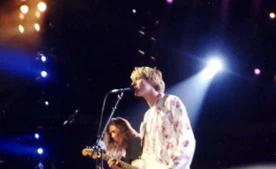 Kurt Cobain et Krist Novoselic de Nirvana aux MTV Video Music Awards en 1992