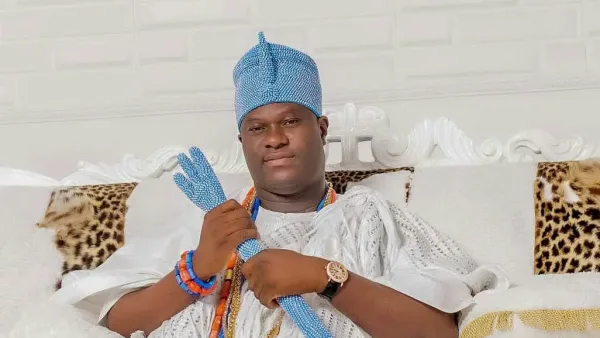 L’Ooni d’Ife Adeyeye Ogunwusi en tenue traditionnelle