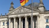 Le Reichstag, siège du Bundestag (Parlement allemand), à Berlin, avec le drapeau allemand au premier plan