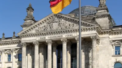 Le Reichstag, siège du Bundestag (Parlement allemand), à Berlin, avec le drapeau allemand au premier plan