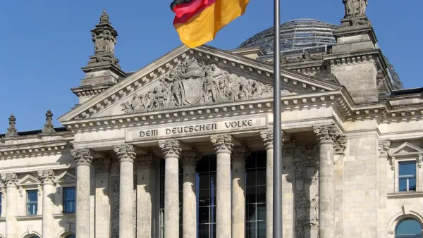 Le Reichstag, siège du Bundestag (Parlement allemand), à Berlin, avec le drapeau allemand au premier plan