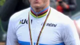 Remco Evenepoel portant le maillot arc-en-ciel de champion du monde