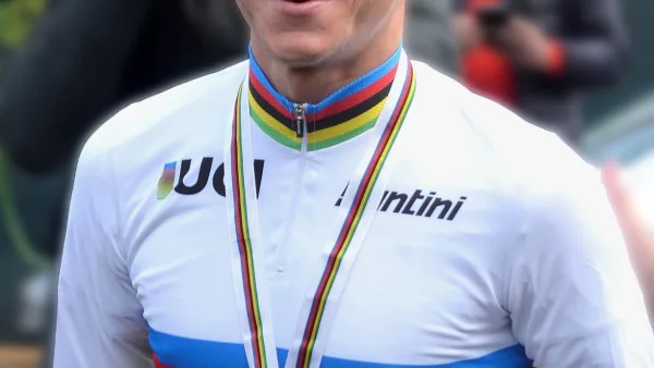 Remco Evenepoel portant le maillot arc-en-ciel de champion du monde