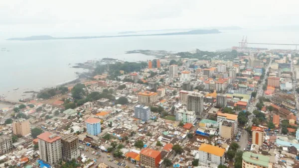 Vue de Conakry — photo d’archives, ne montrant ni l’éboulement ni la cérémonie d’hommage