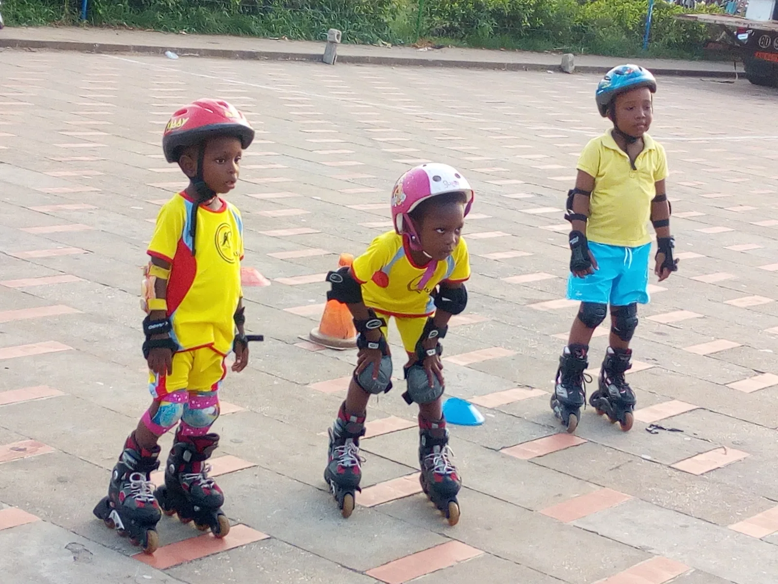Jeunes pratiquants de roller à Cotonou (illustration)