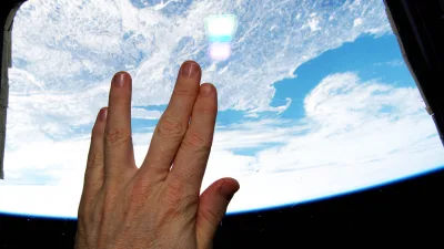 Un astronaute réalise le salut vulcain depuis la Station spatiale internationale
