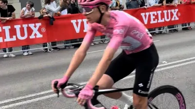 Le cycliste slovene Tadej Pogacar en maillot rose lors du Giro d'Italia 2024