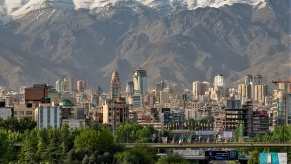 Vue générale de Téhéran avec les montagnes de l’Alborz en arrière-plan