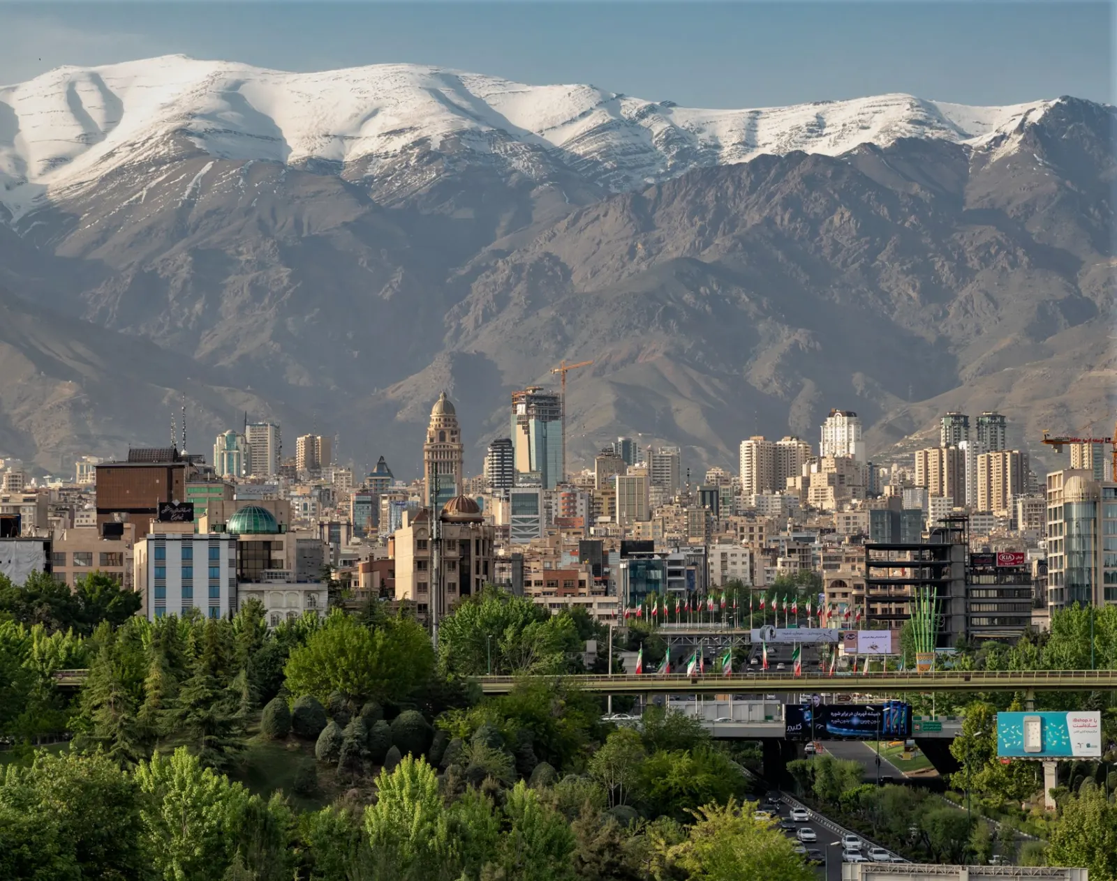 Vue générale de Téhéran avec les montagnes de l’Alborz en arrière-plan