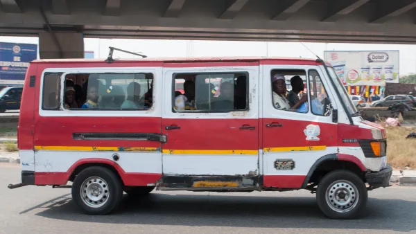 Un trotro dans la circulation à Accra, au Ghana