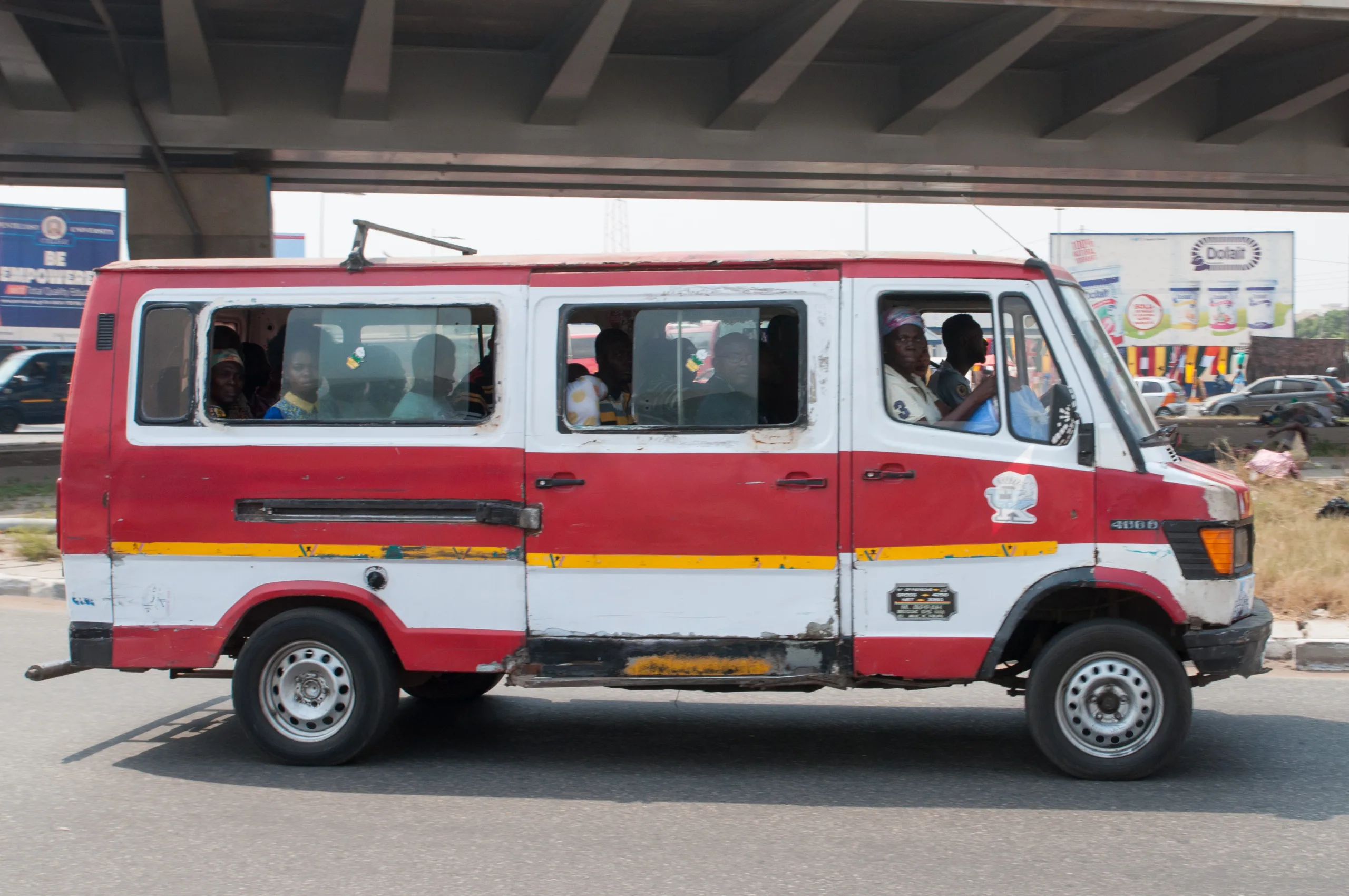 Un trotro dans la circulation à Accra, au Ghana