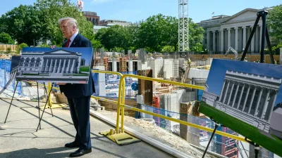Donald Trump devant le chantier de la salle de bal de la Maison Blanche, le 19 mai 2026