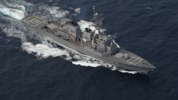 Le destroyer lance-missiles américain USS Ross (DDG-71) en mer
