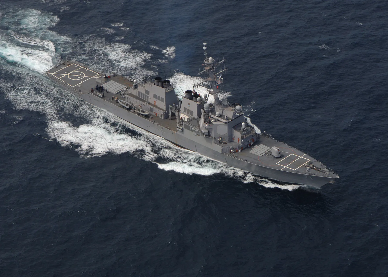 Le destroyer lance-missiles américain USS Ross (DDG-71) en mer